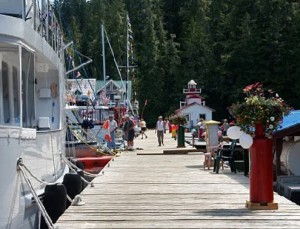 Ḵ̓wax̱wa̱lawadi, Echo Bay Marina & Lodge